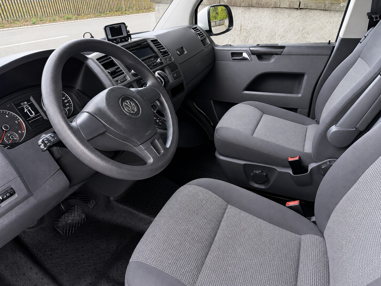 VW T5 Caravelle Comfortline 2.0 TDI CR 4Motion Automatik / 1 Hand / Frisch ab MFK / Service gepflegt / 8 Plätzer / Klima / DAB-image-9