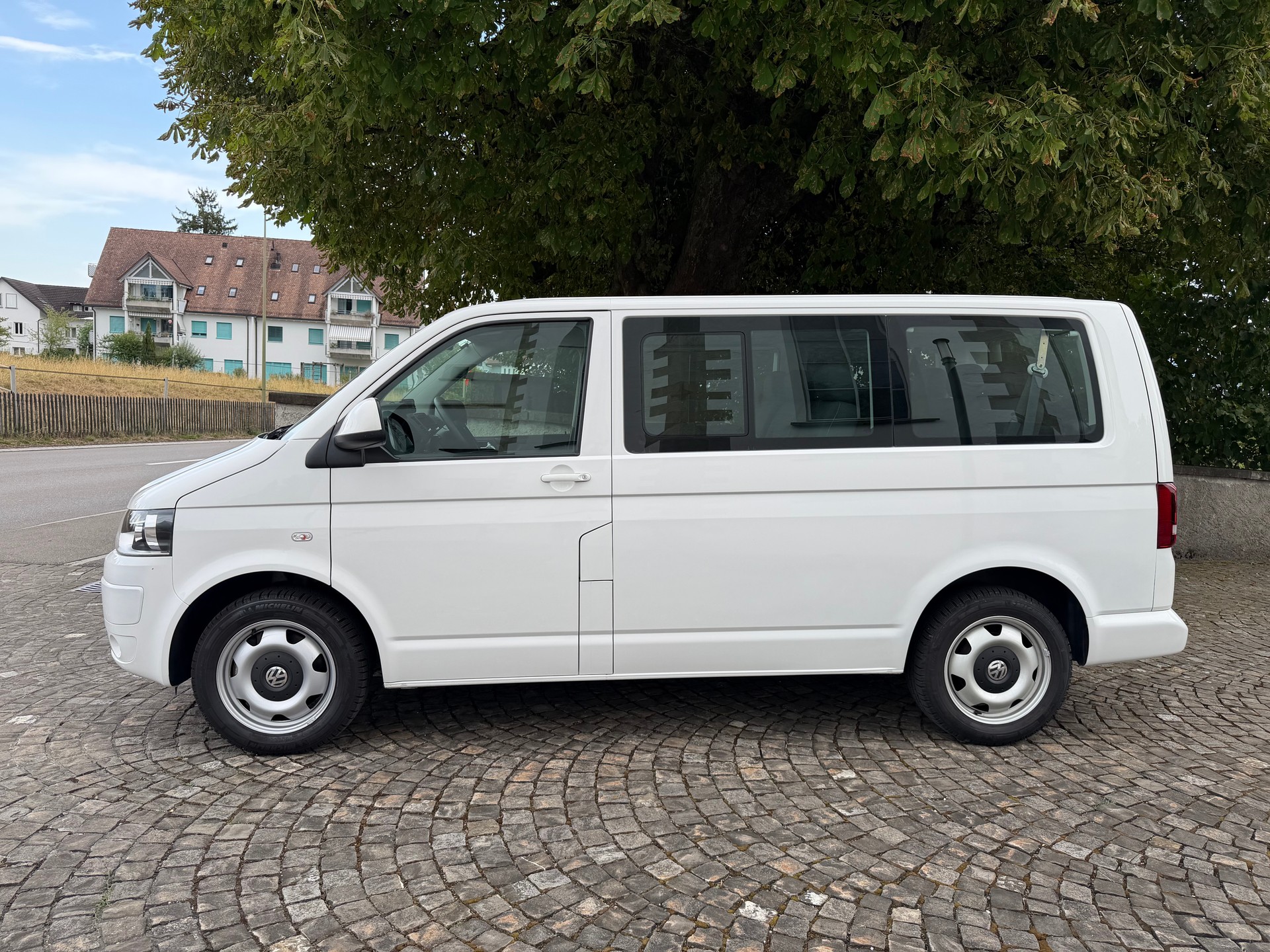 VW T5 Caravelle Comfortline 2.0 TDI CR 4Motion Automatik / 1 Hand / Frisch ab MFK / Service gepflegt / 8 Plätzer / Klima / DAB-image-8