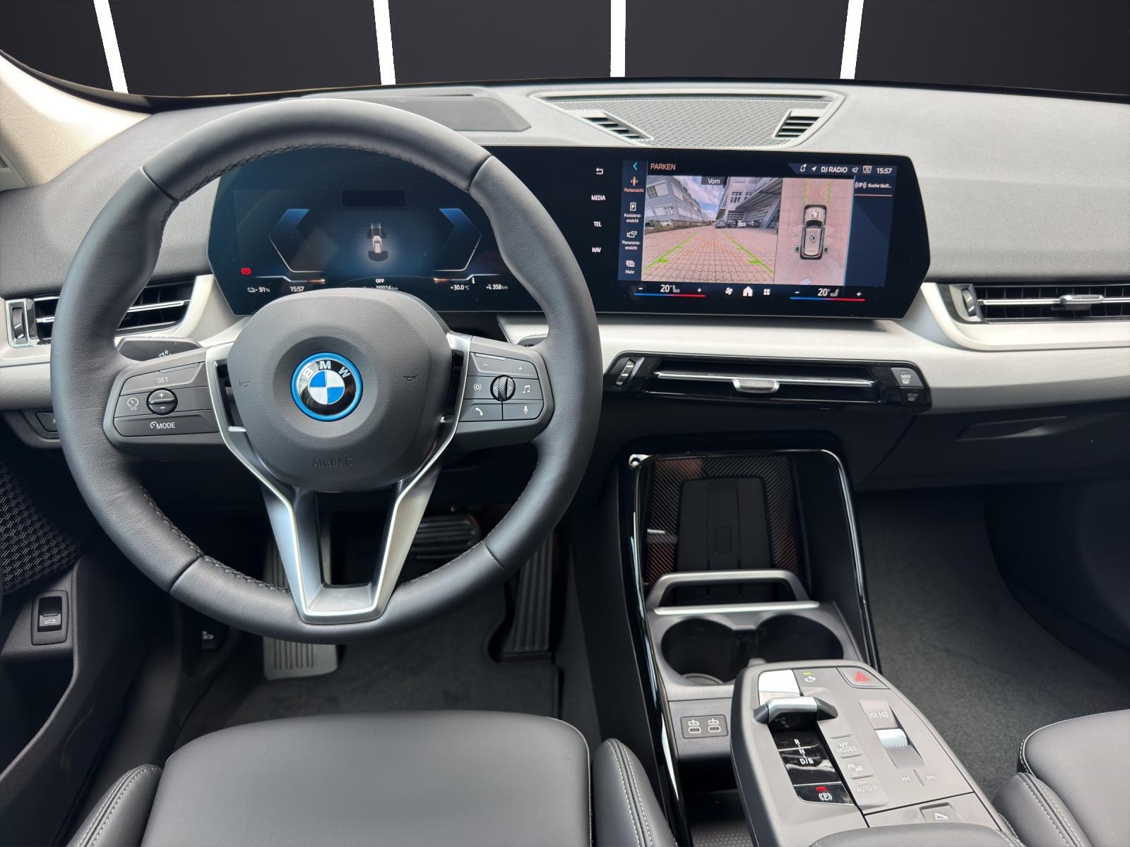 BMW iX1 30 xDrive-image-11