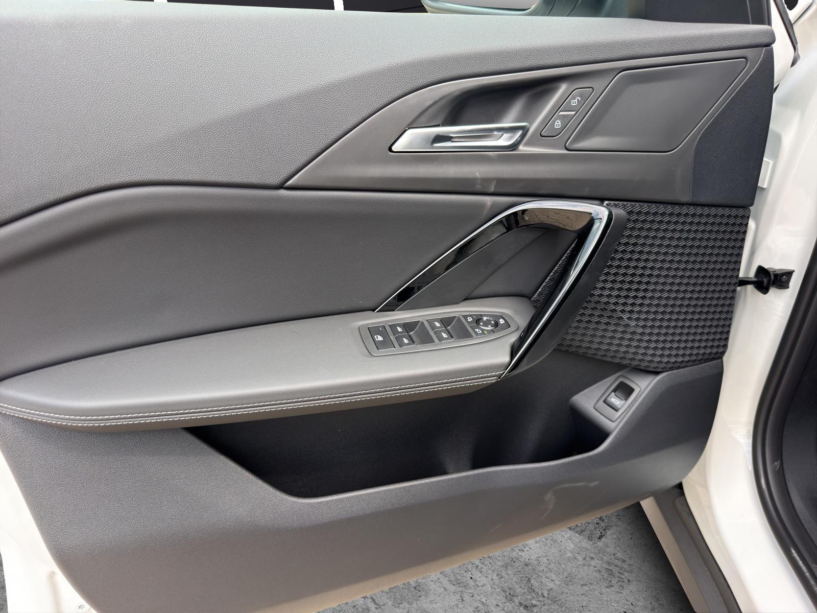 BMW iX1 30 xDrive-image-7