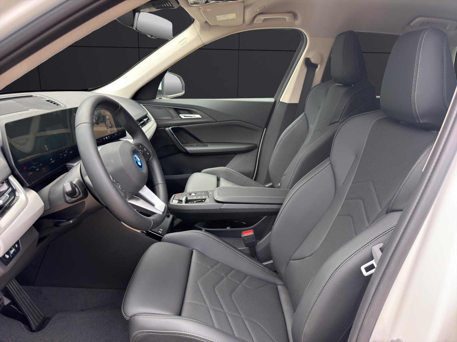 BMW iX1 30 xDrive-image-1