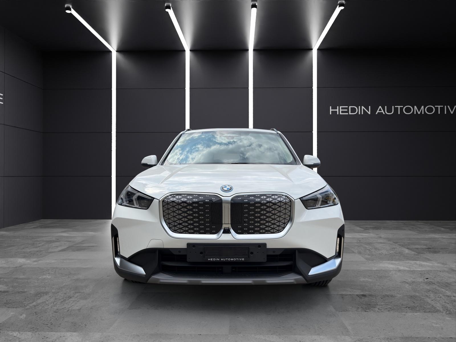 BMW iX1 30 xDrive-image-6