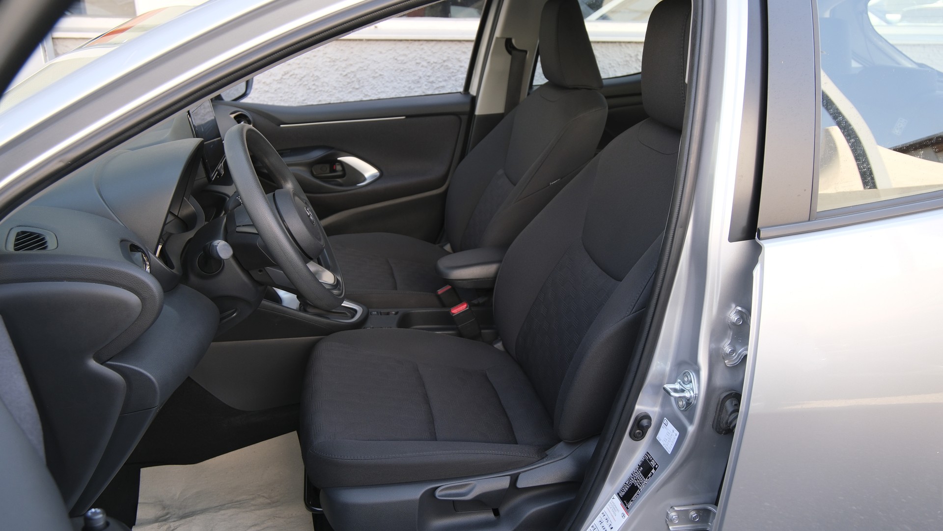 TOYOTA Yaris 1.5 Comfort e-CVT-image-3