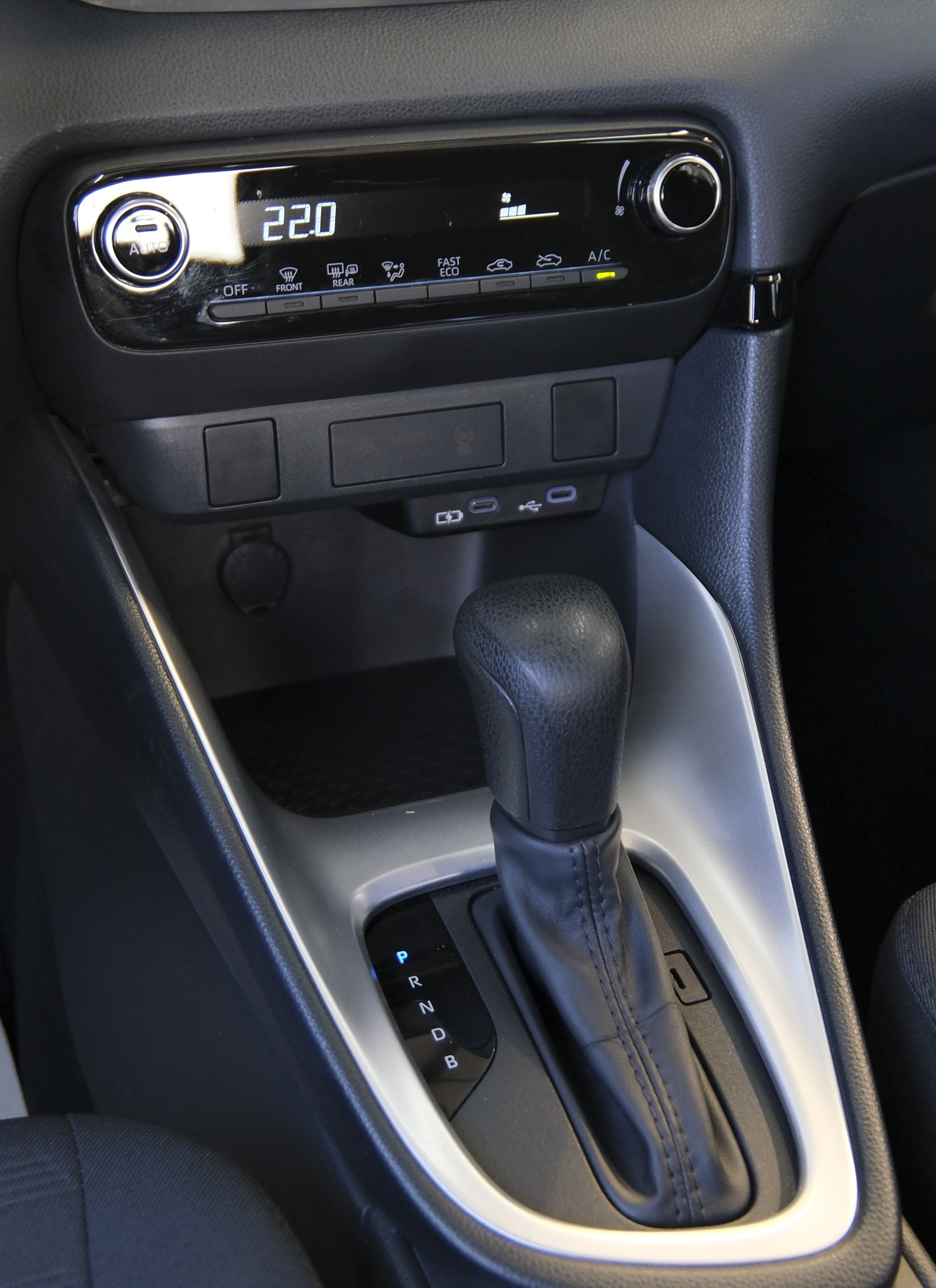 TOYOTA Yaris 1.5 Comfort e-CVT-image-6