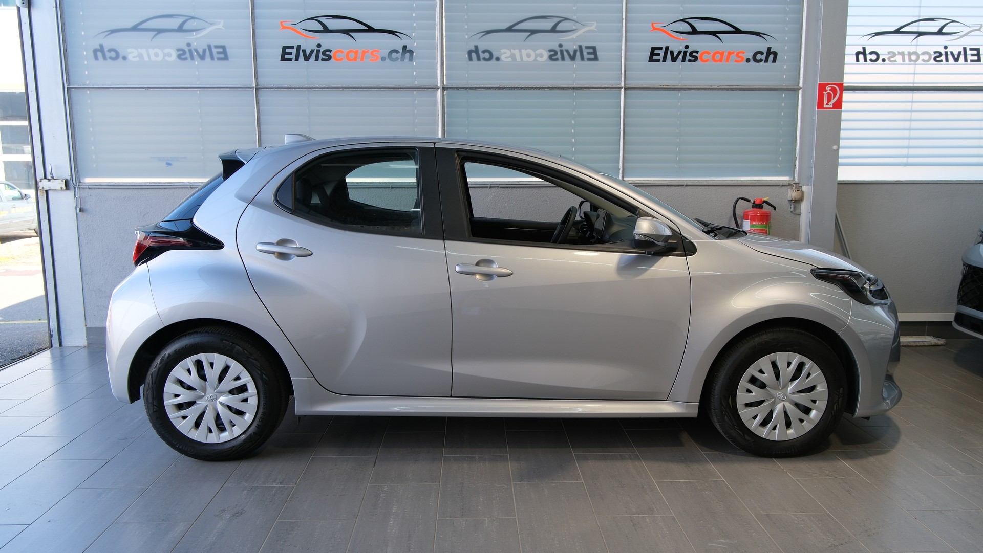TOYOTA Yaris 1.5 Comfort e-CVT-image-24