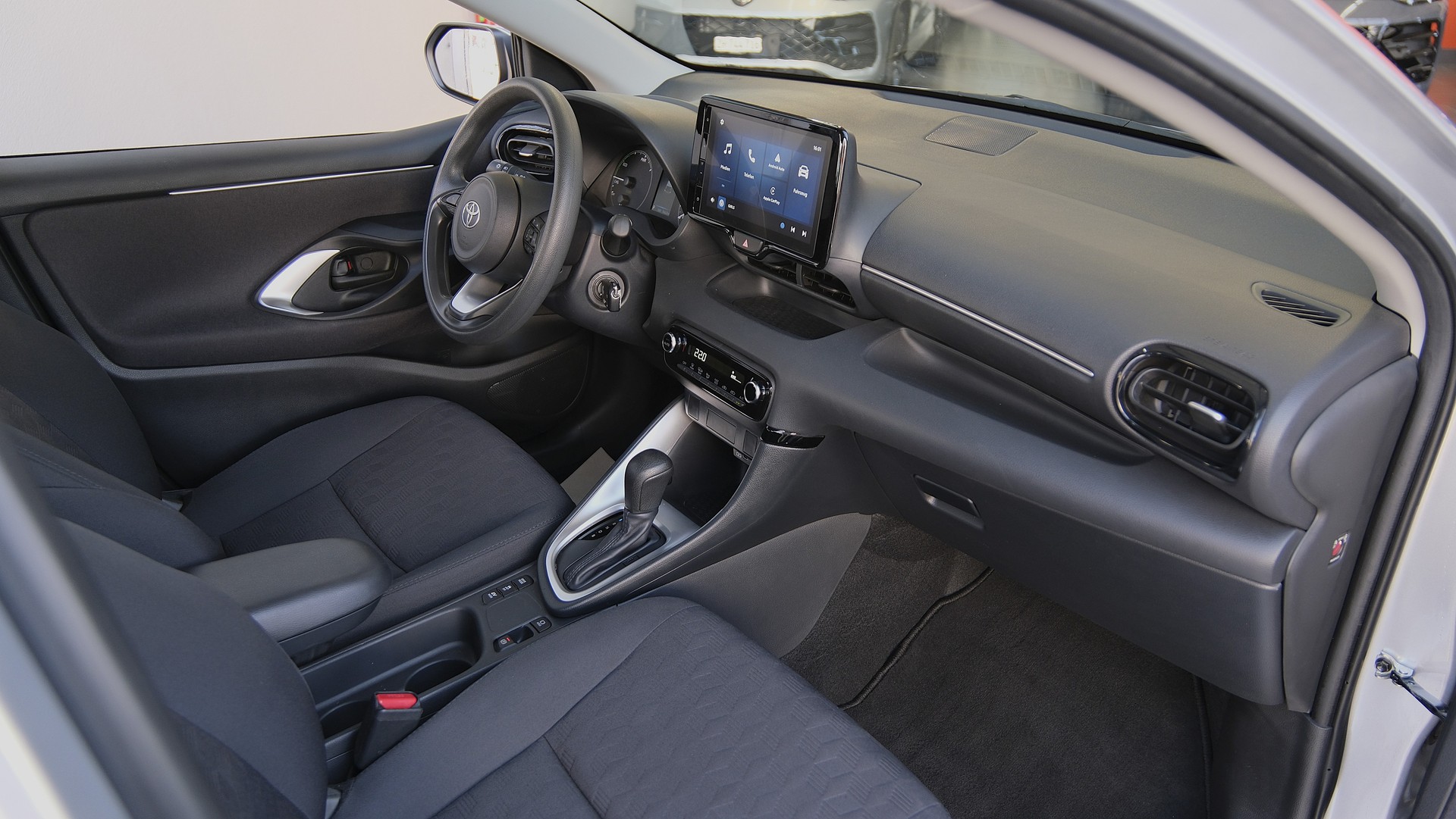 TOYOTA Yaris 1.5 Comfort e-CVT-image-13