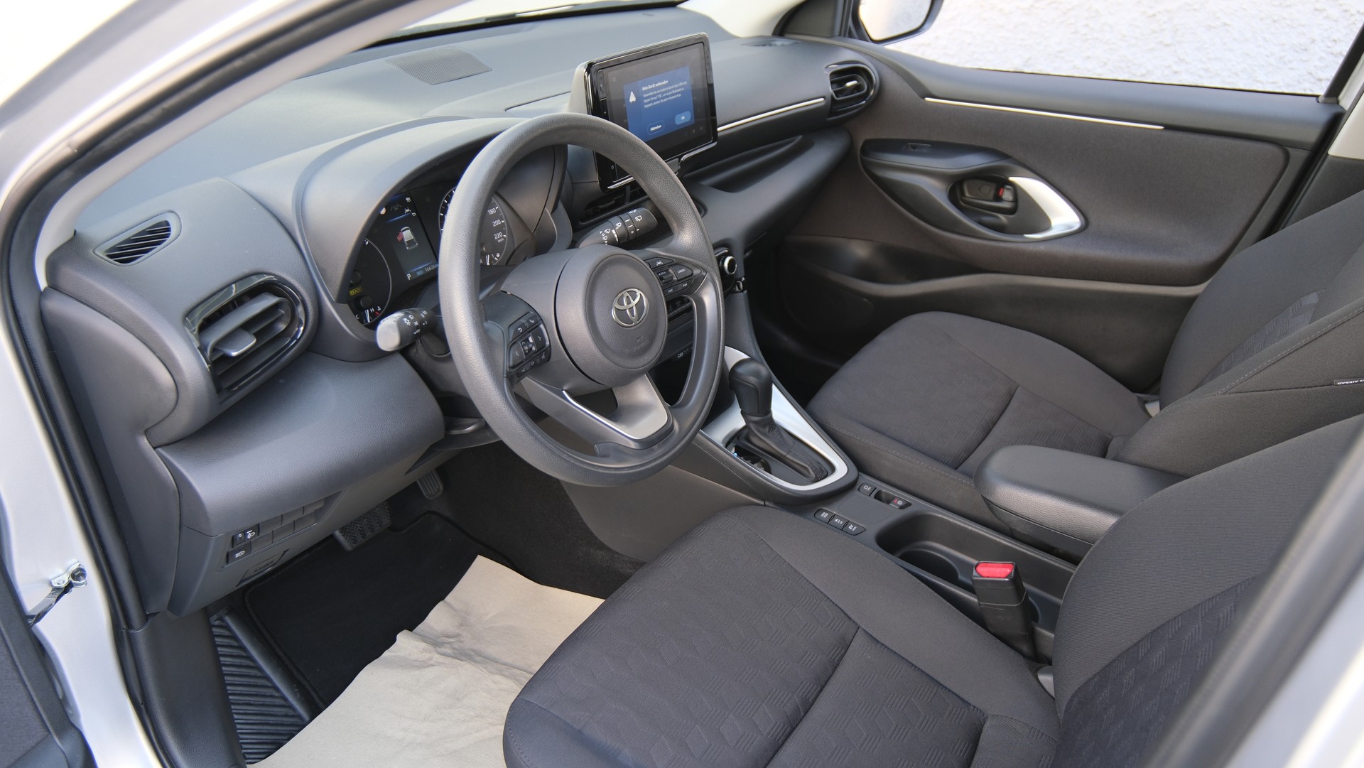 TOYOTA Yaris 1.5 Comfort e-CVT-image-2