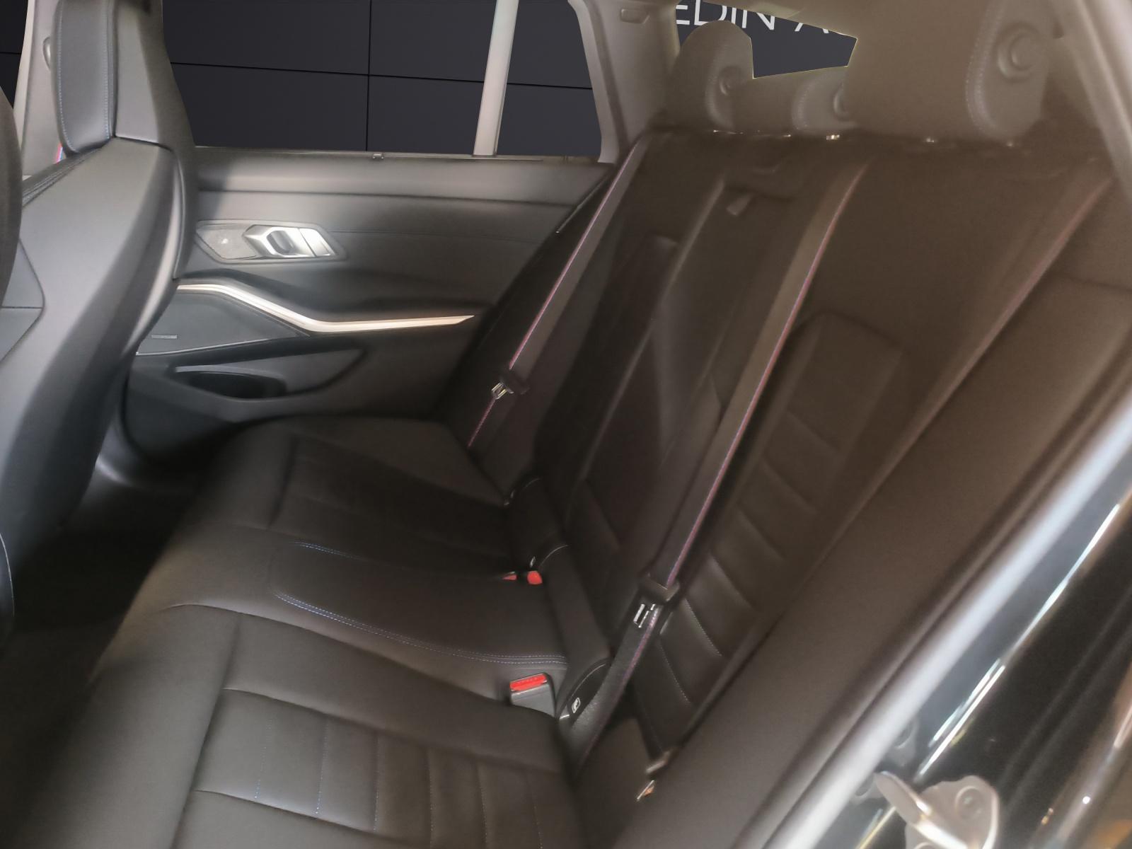 BMW M340i xDrive Touring-image-12