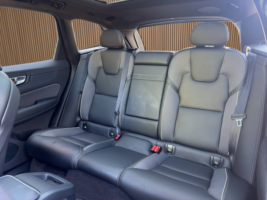 VOLVO XC60 2.0 T8 TE R-Design eAWD-image-17