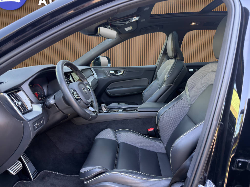 VOLVO XC60 2.0 T8 TE R-Design eAWD-image-11