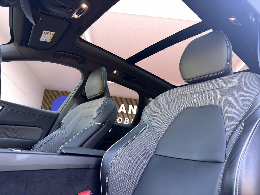 VOLVO XC60 2.0 T8 TE R-Design eAWD-image-12