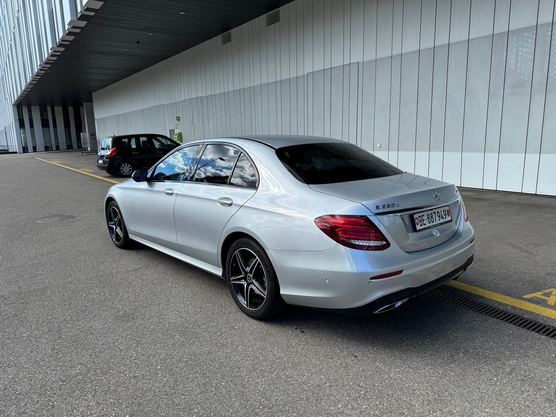 MERCEDES-BENZ E 220 d AMG Line 4matic-image-4