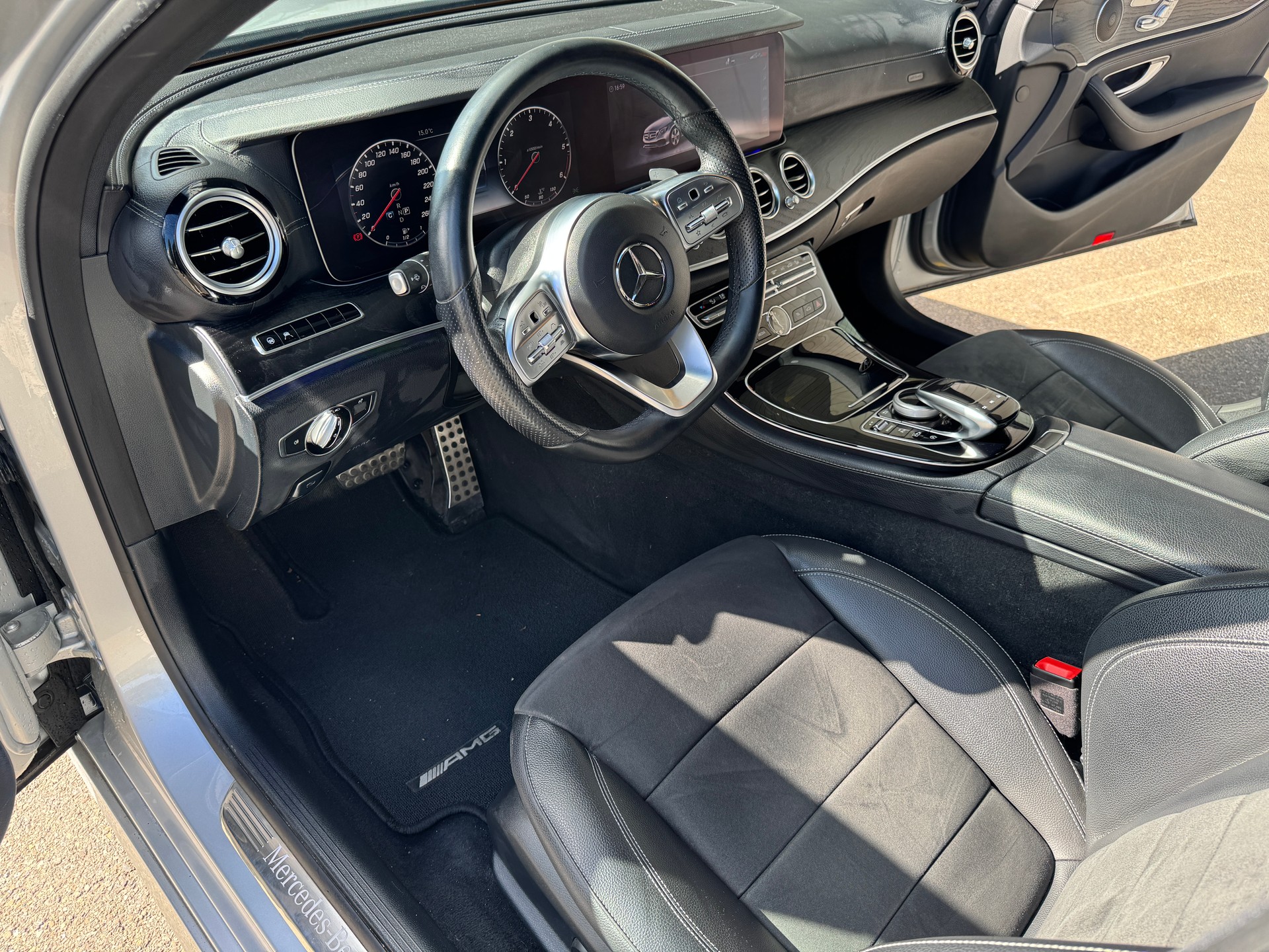 MERCEDES-BENZ E 220 d AMG Line 4matic-image-3