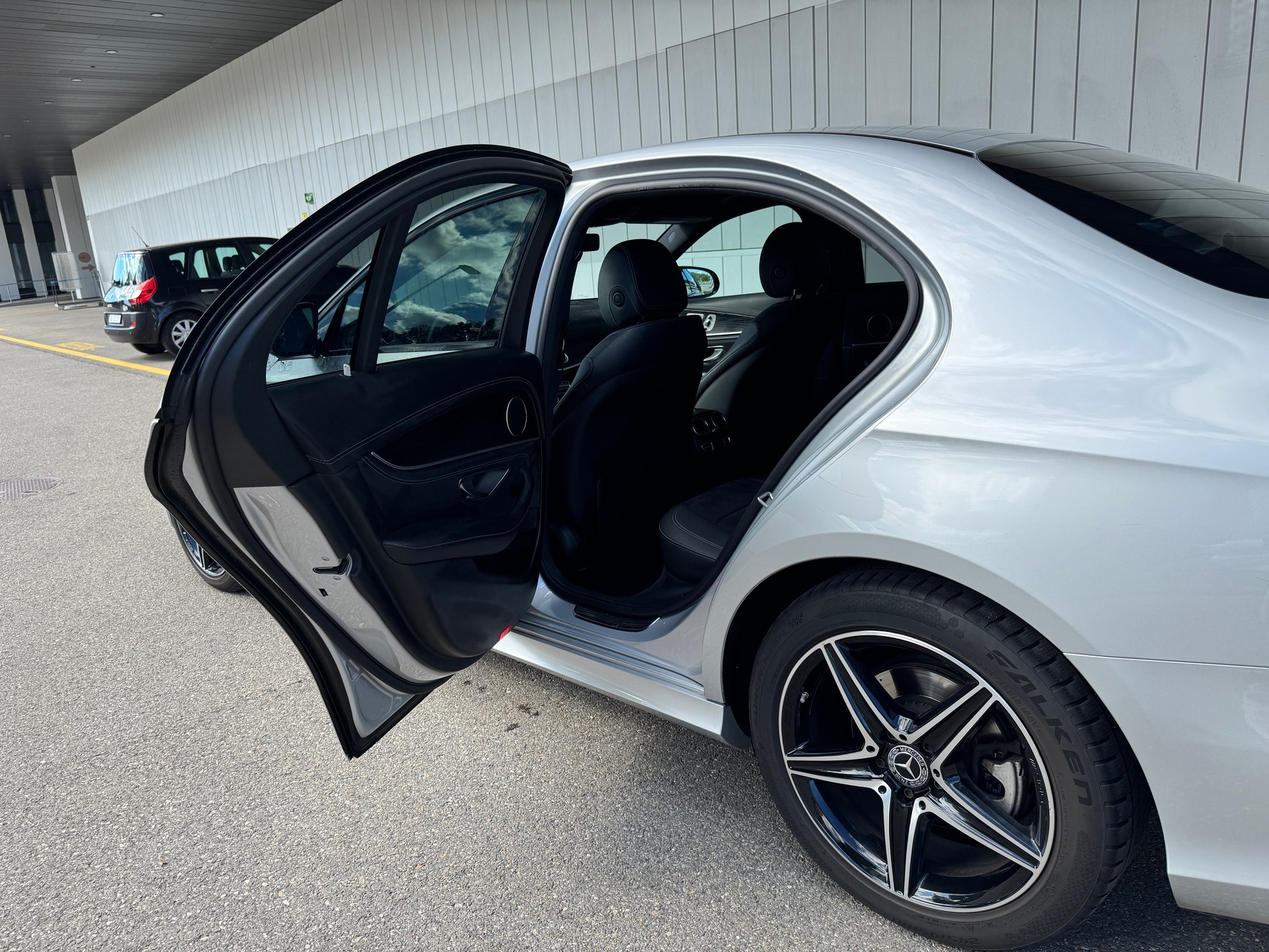 MERCEDES-BENZ E 220 d AMG Line 4matic-image-5
