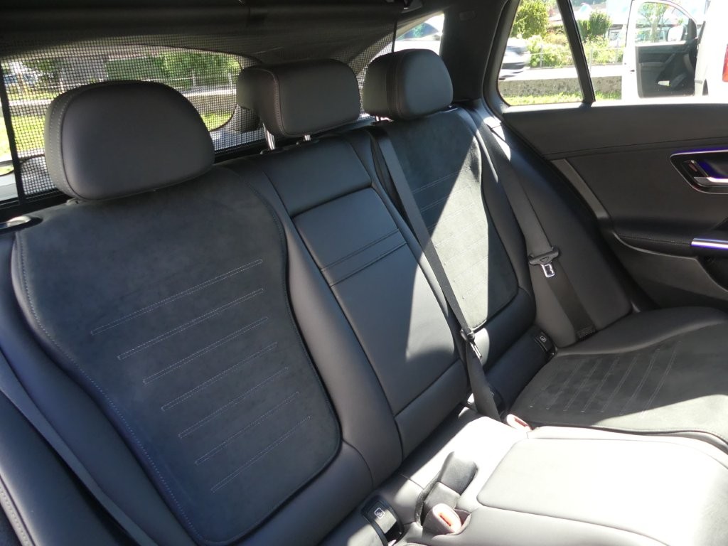 MERCEDES-BENZ C 300 d T AMG Line-image-12