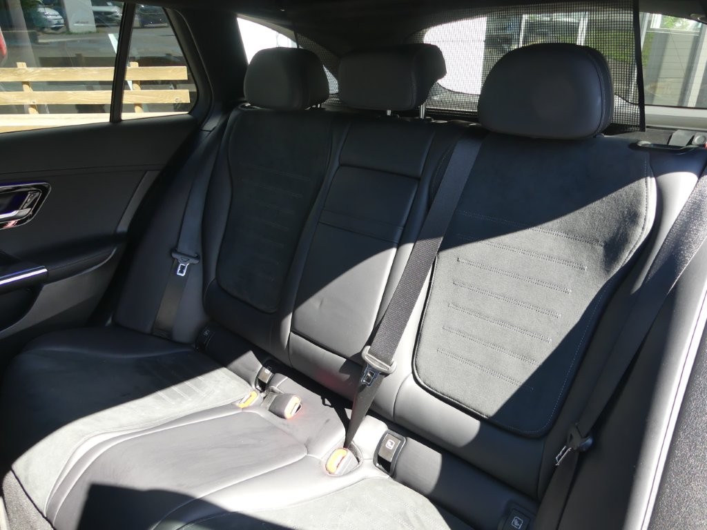 MERCEDES-BENZ C 300 d T AMG Line-image-11