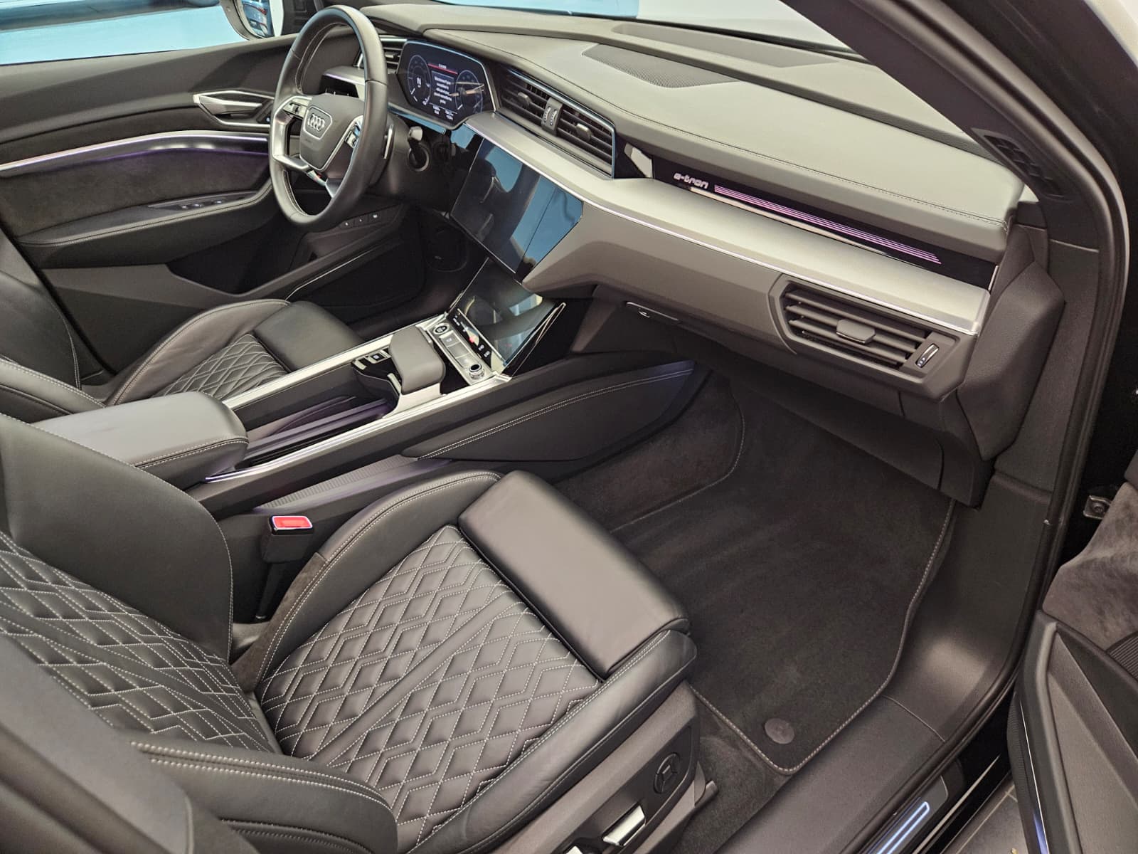 AUDI e-tron 55 Sportback S Line quattro-image-12