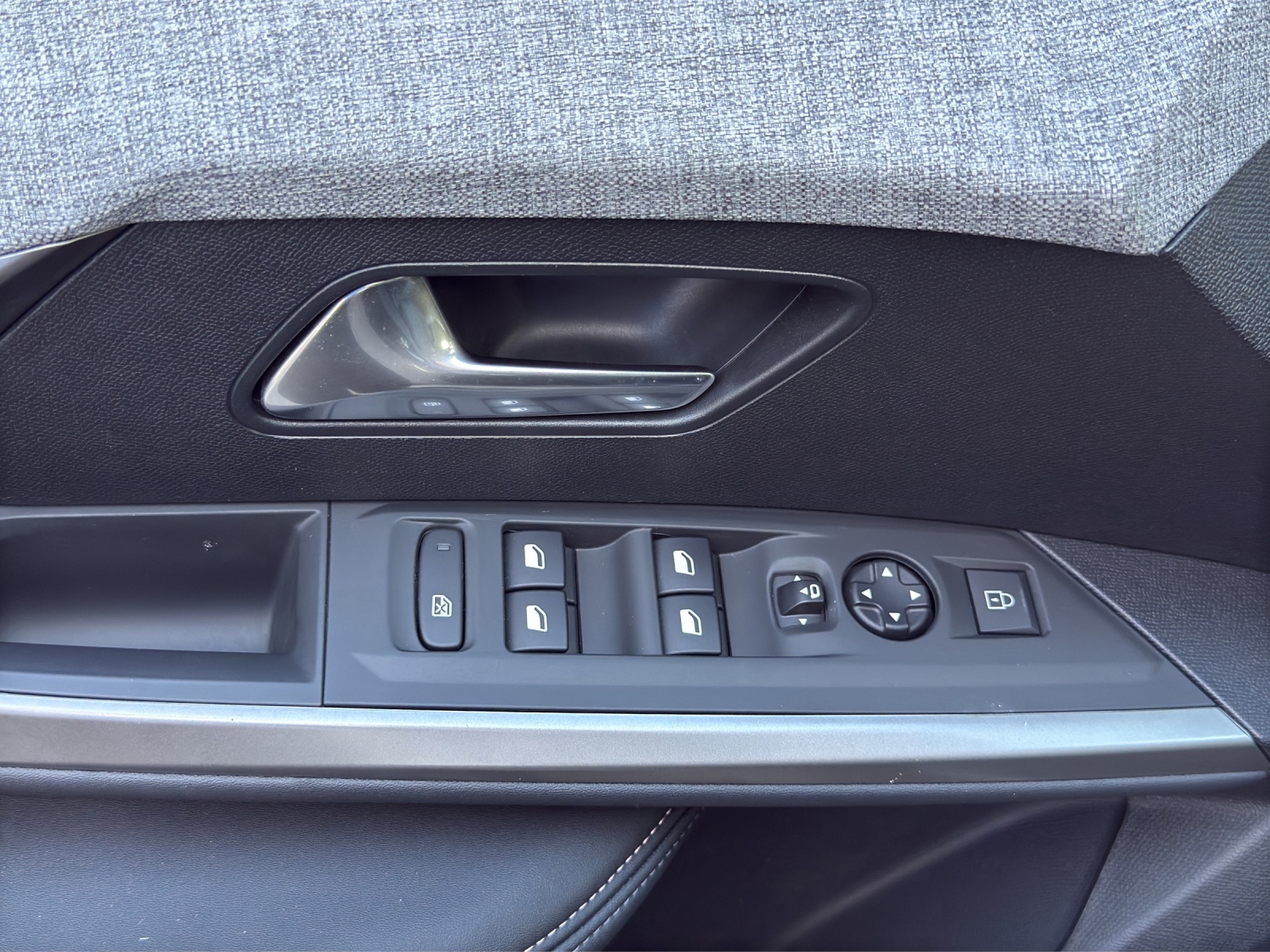 PEUGEOT 5008 145 Hybrid e-DCS6 Allure-image-21