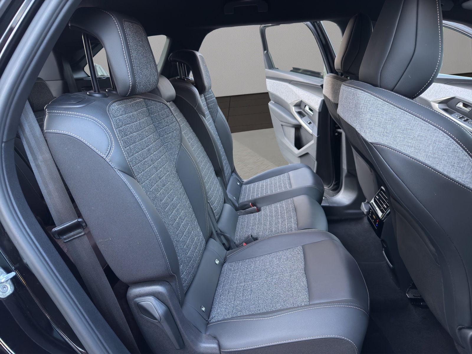 PEUGEOT 5008 145 Hybrid e-DCS6 Allure-image-16