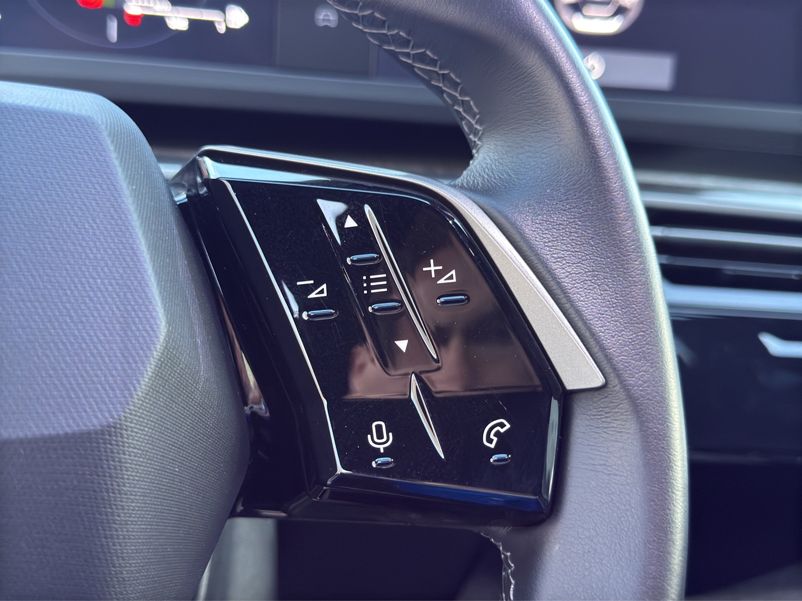 PEUGEOT 5008 145 Hybrid e-DCS6 Allure-image-23