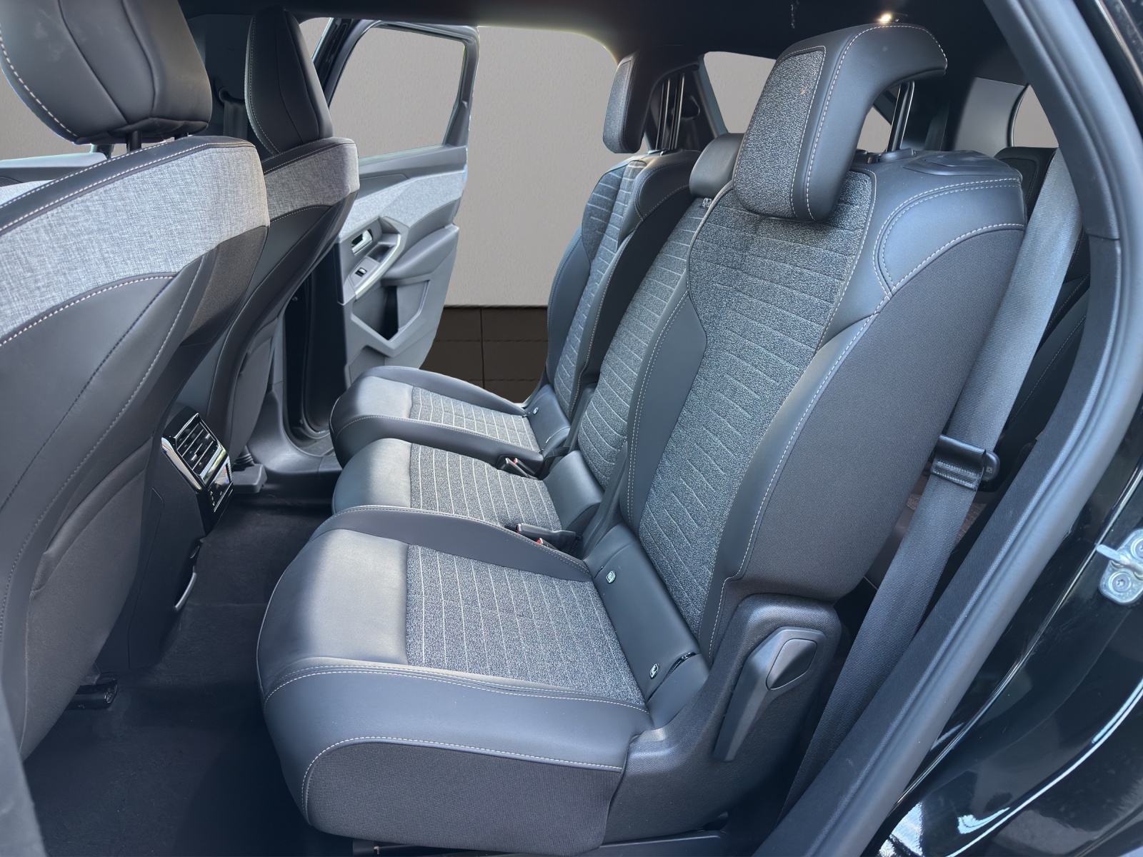 PEUGEOT 5008 145 Hybrid e-DCS6 Allure-image-12