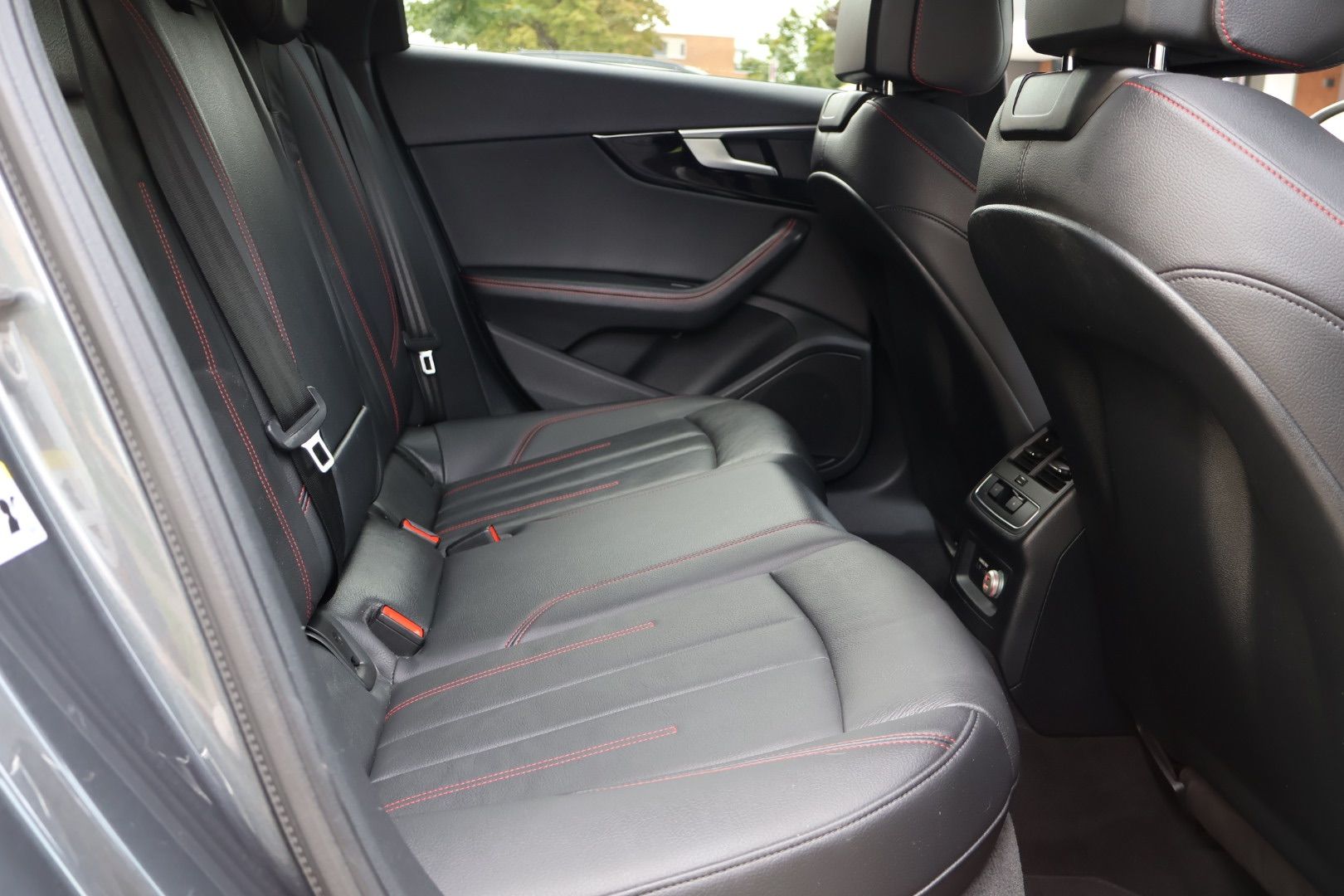 AUDI A4 2.0 TDI Quattro SPORT-image-7