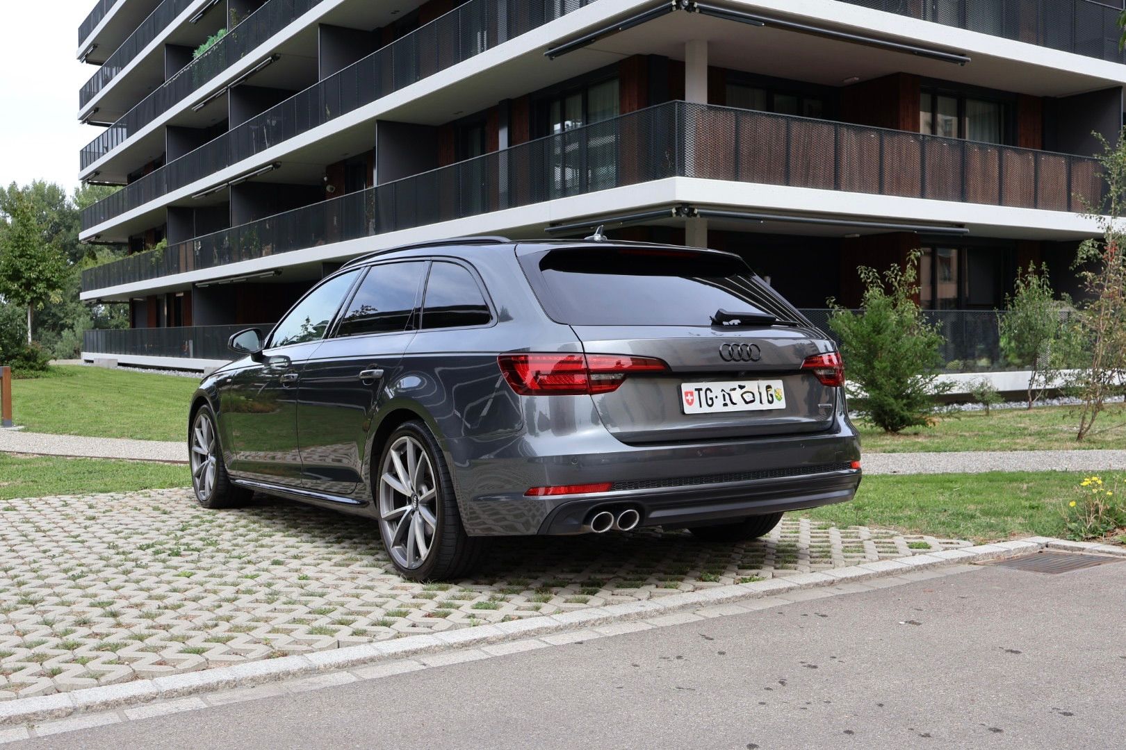 AUDI A4 2.0 TDI Quattro SPORT-image-2