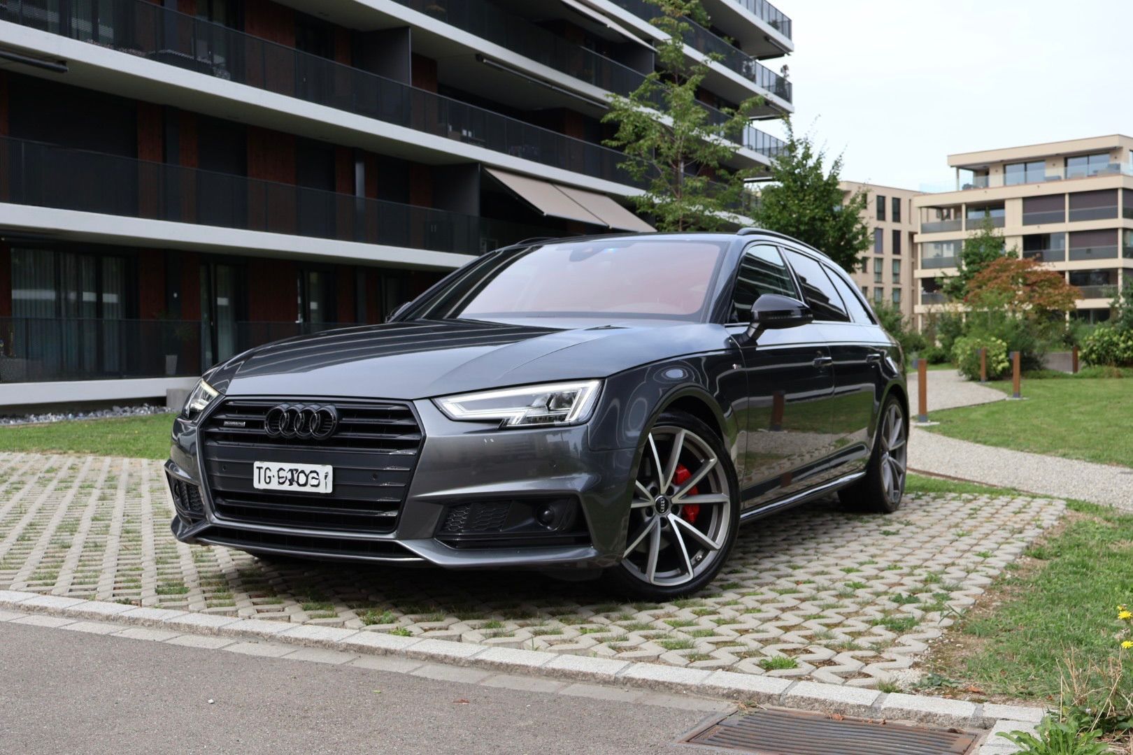 AUDI A4 2.0 TDI Quattro SPORT-image-1