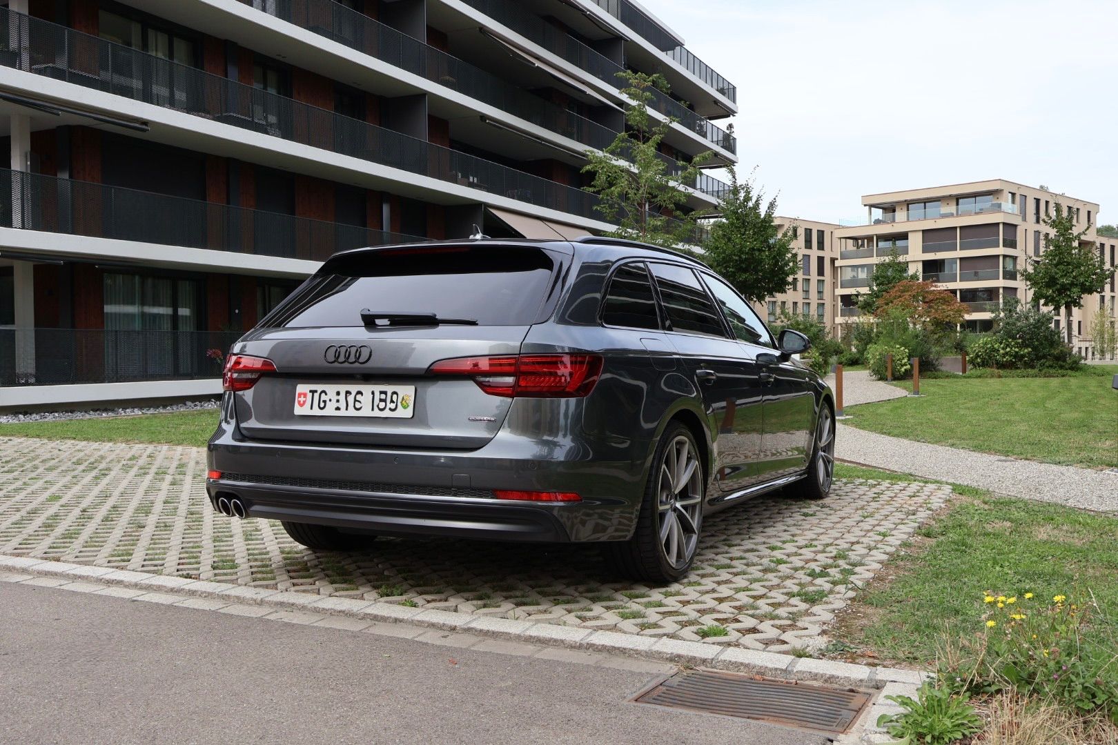 AUDI A4 2.0 TDI Quattro SPORT-image-3