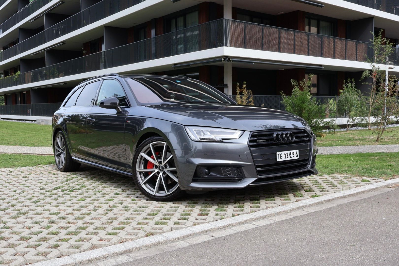 AUDI A4 2.0 TDI Quattro SPORT-image-0