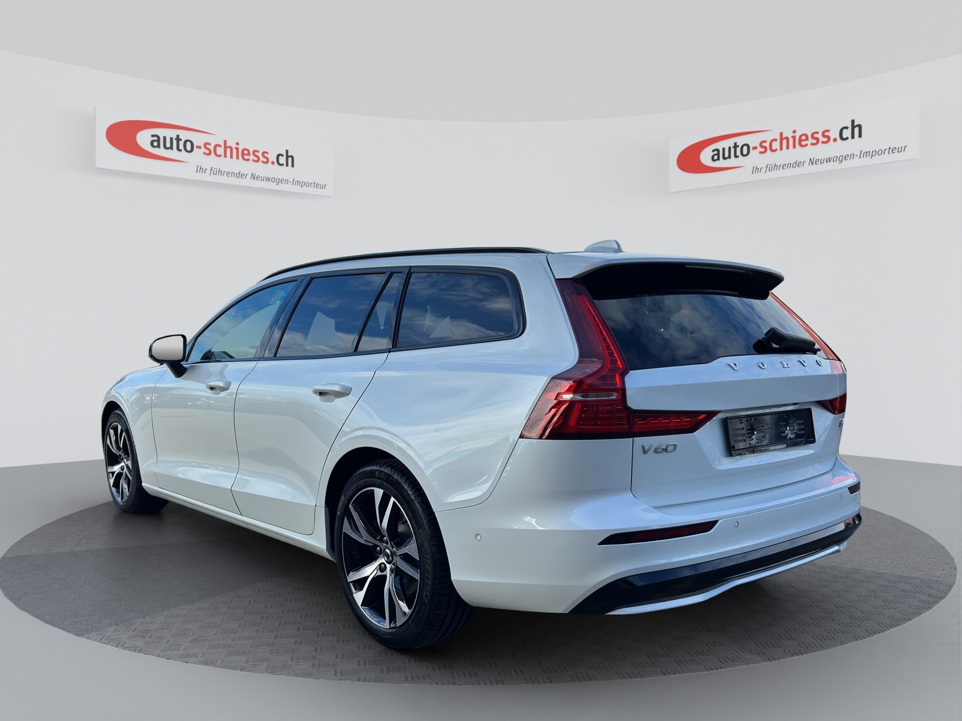 VOLVO V60 B4 Benzin Mild Hybrid Plus Dark DCT-image-2
