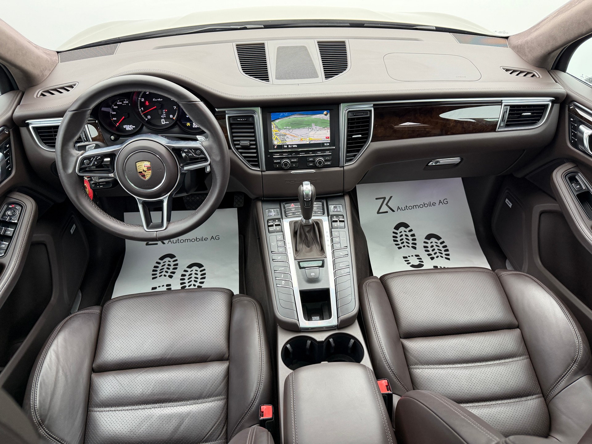 PORSCHE Macan Turbo V6 400PS Palladium Metallic PDK / 360° Kamera / BOSE Soundsystem / Panoramadach / Leder / KW-Gewindefahrwerk /-image-10