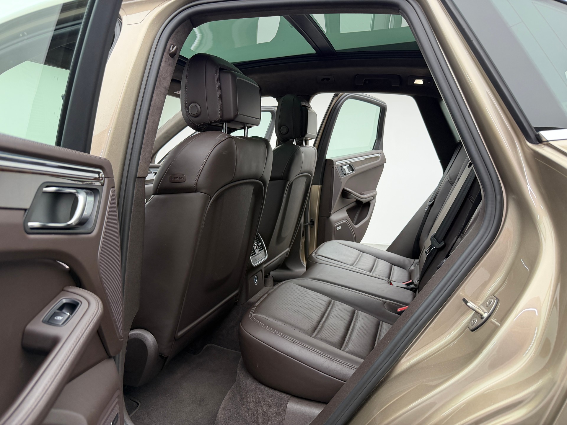 PORSCHE Macan Turbo V6 400PS Palladium Metallic PDK / 360° Kamera / BOSE Soundsystem / Panoramadach / Leder / KW-Gewindefahrwerk /-image-8