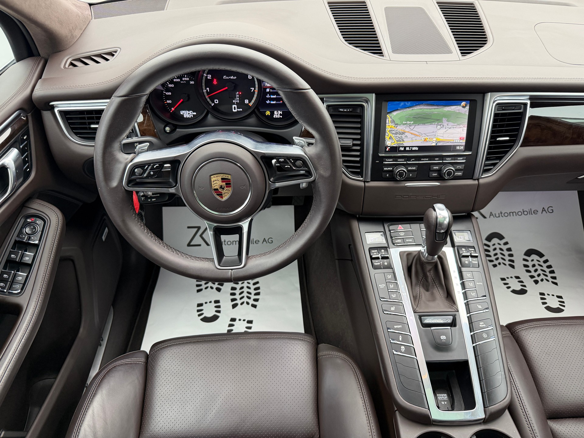 PORSCHE Macan Turbo V6 400PS Palladium Metallic PDK / 360° Kamera / BOSE Soundsystem / Panoramadach / Leder / KW-Gewindefahrwerk /-image-11
