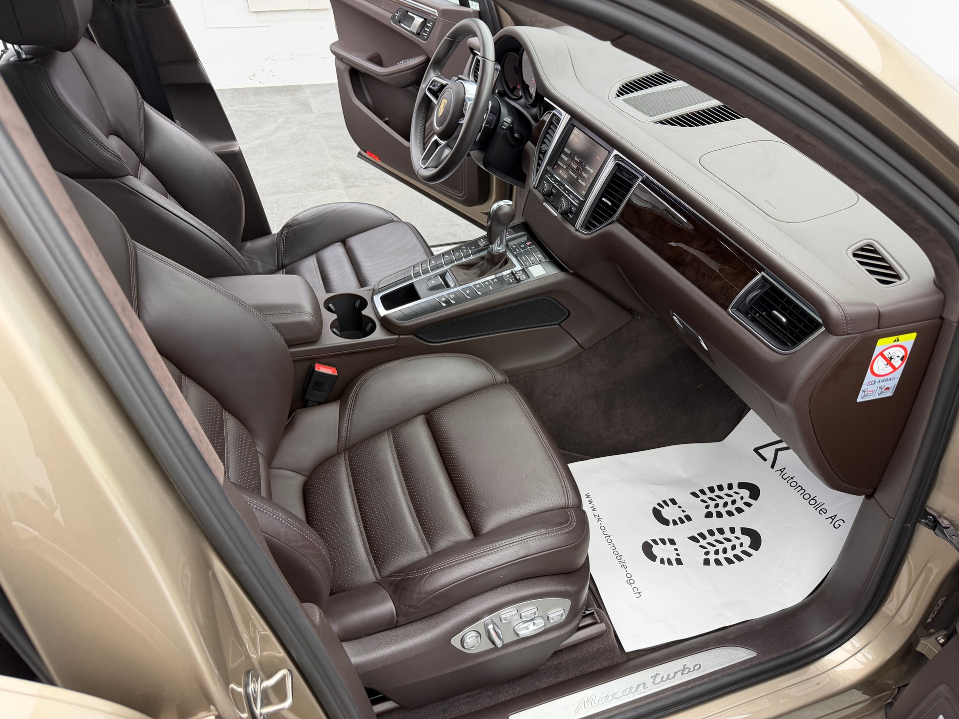 PORSCHE Macan Turbo V6 400PS Palladium Metallic PDK / 360° Kamera / BOSE Soundsystem / Panoramadach / Leder / KW-Gewindefahrwerk /-image-9