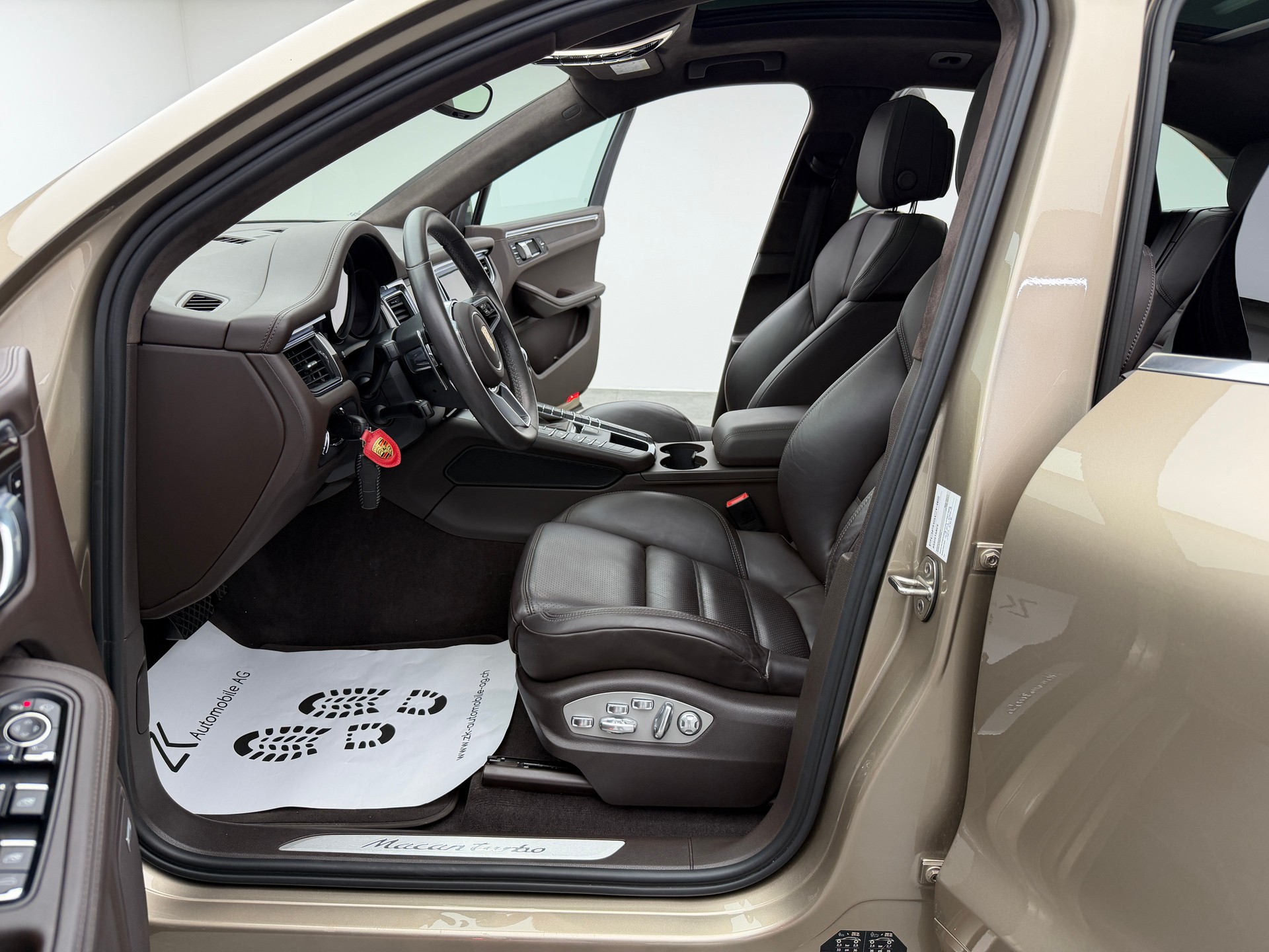 PORSCHE Macan Turbo V6 400PS Palladium Metallic PDK / 360° Kamera / BOSE Soundsystem / Panoramadach / Leder / KW-Gewindefahrwerk /-image-5