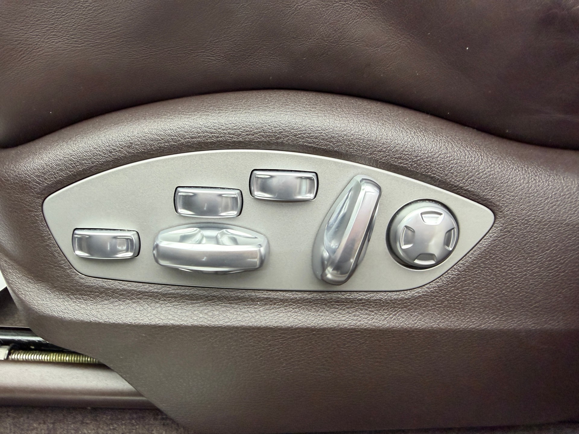 PORSCHE Macan Turbo V6 400PS Palladium Metallic PDK / 360° Kamera / BOSE Soundsystem / Panoramadach / Leder / KW-Gewindefahrwerk /-image-17