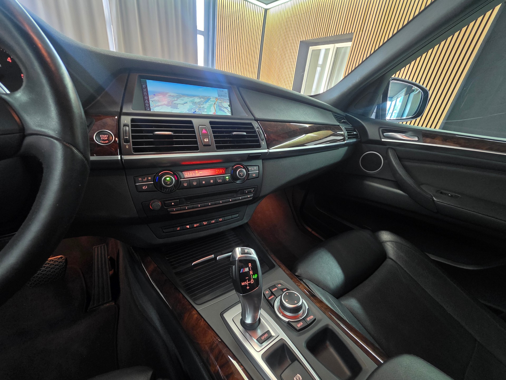 BMW X5 xDrive M50d Steptronic Individual 7-Plätze-image-12
