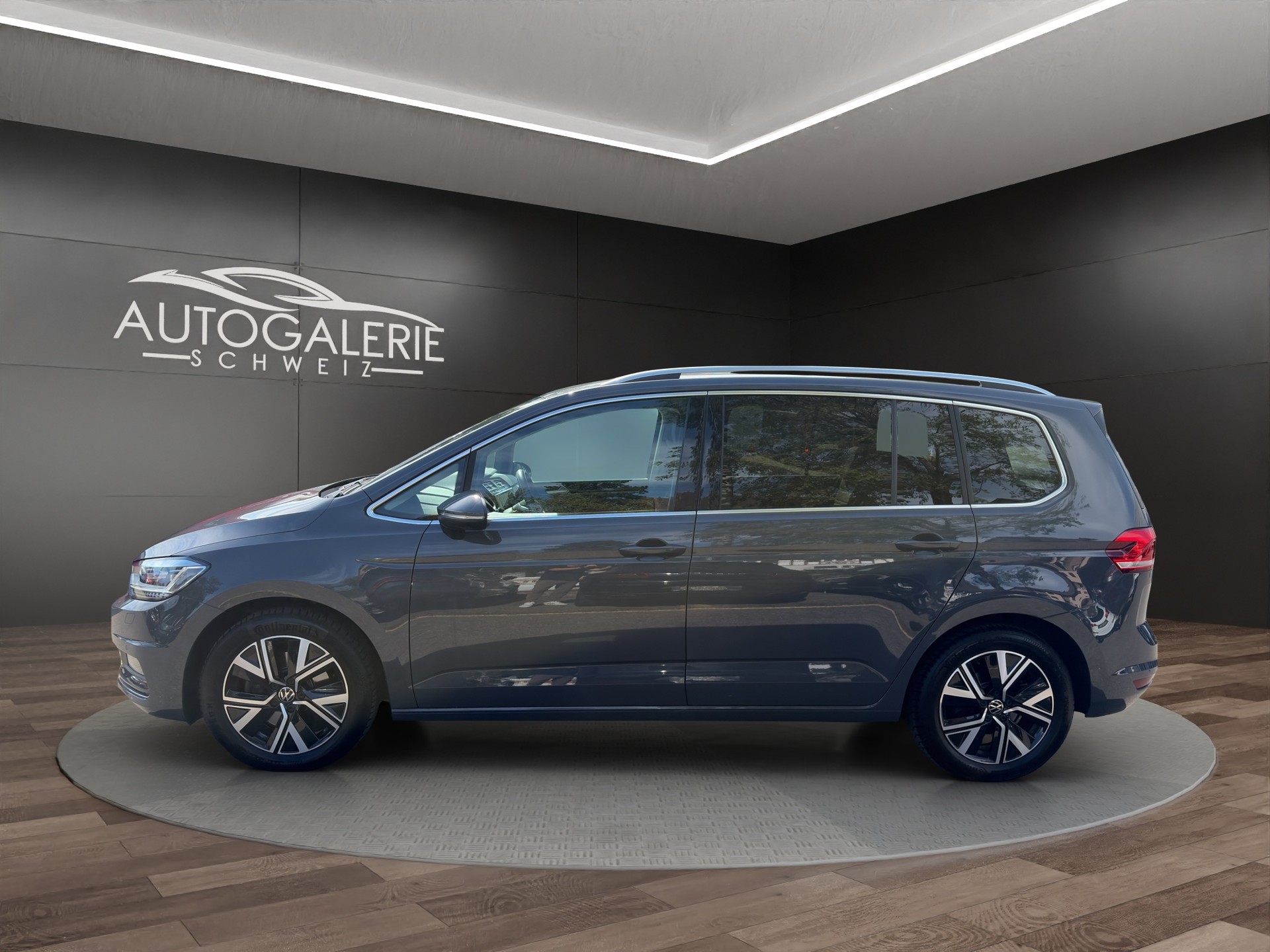 VW Touran 2.0 TDI BlueMotion Highline DSG | CH | AHK | LED | Navi | Kessy | DCC |-showroom-element-1