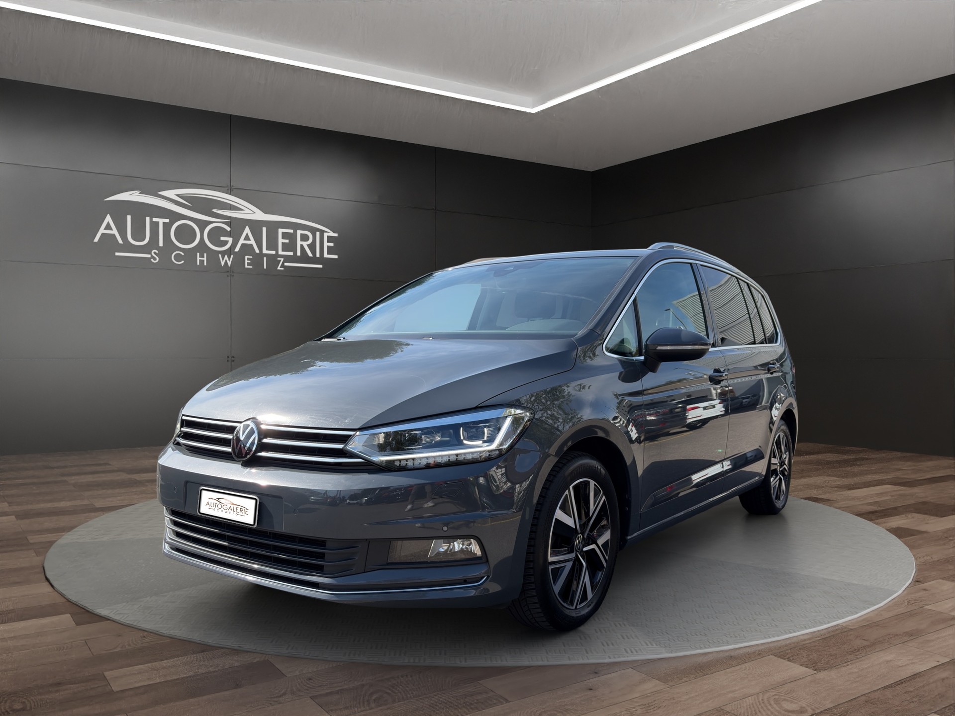 VW Touran 2.0 TDI BlueMotion Highline DSG | CH | AHK | LED | Navi | Kessy | DCC |