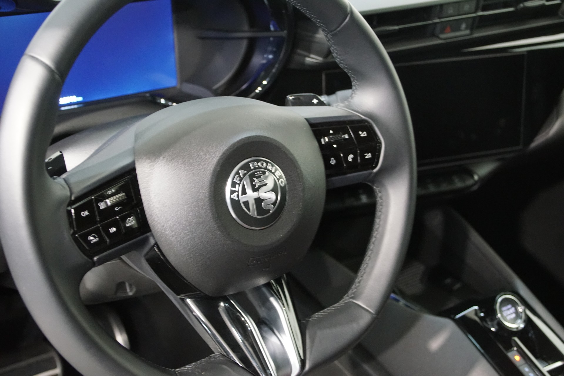 ALFA ROMEO Junior 1.2 48V Hybrid Sport Speciale !! Swiss-Edition!!-image-17