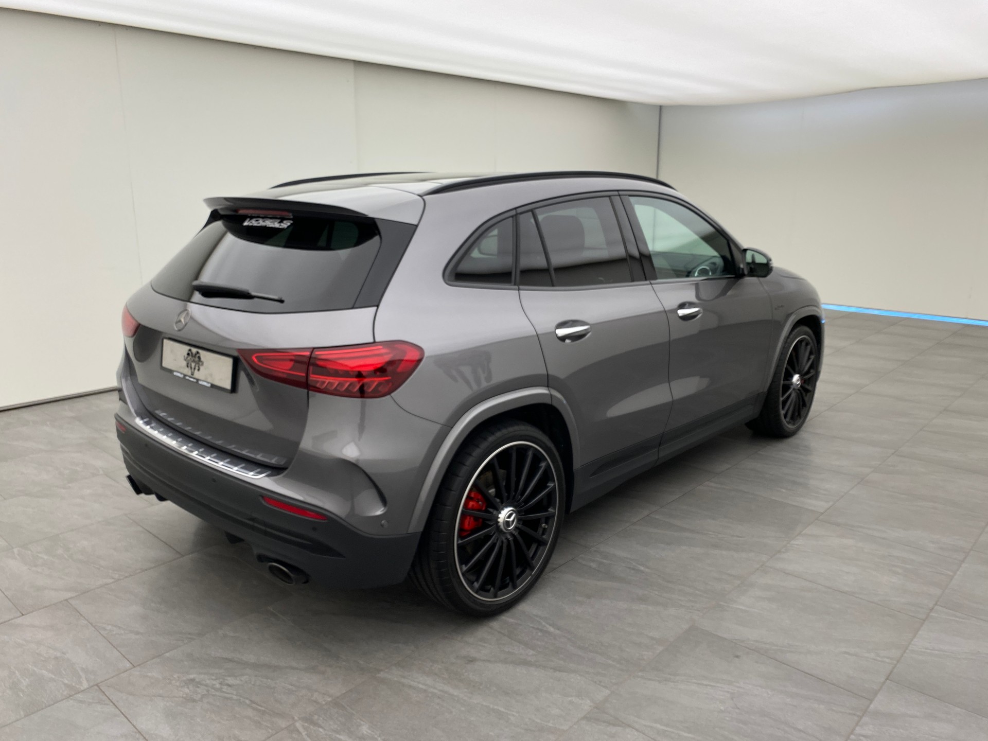 MERCEDES-BENZ GLA AMG 35 4 Matic 8G-DCT-showroom-element-3