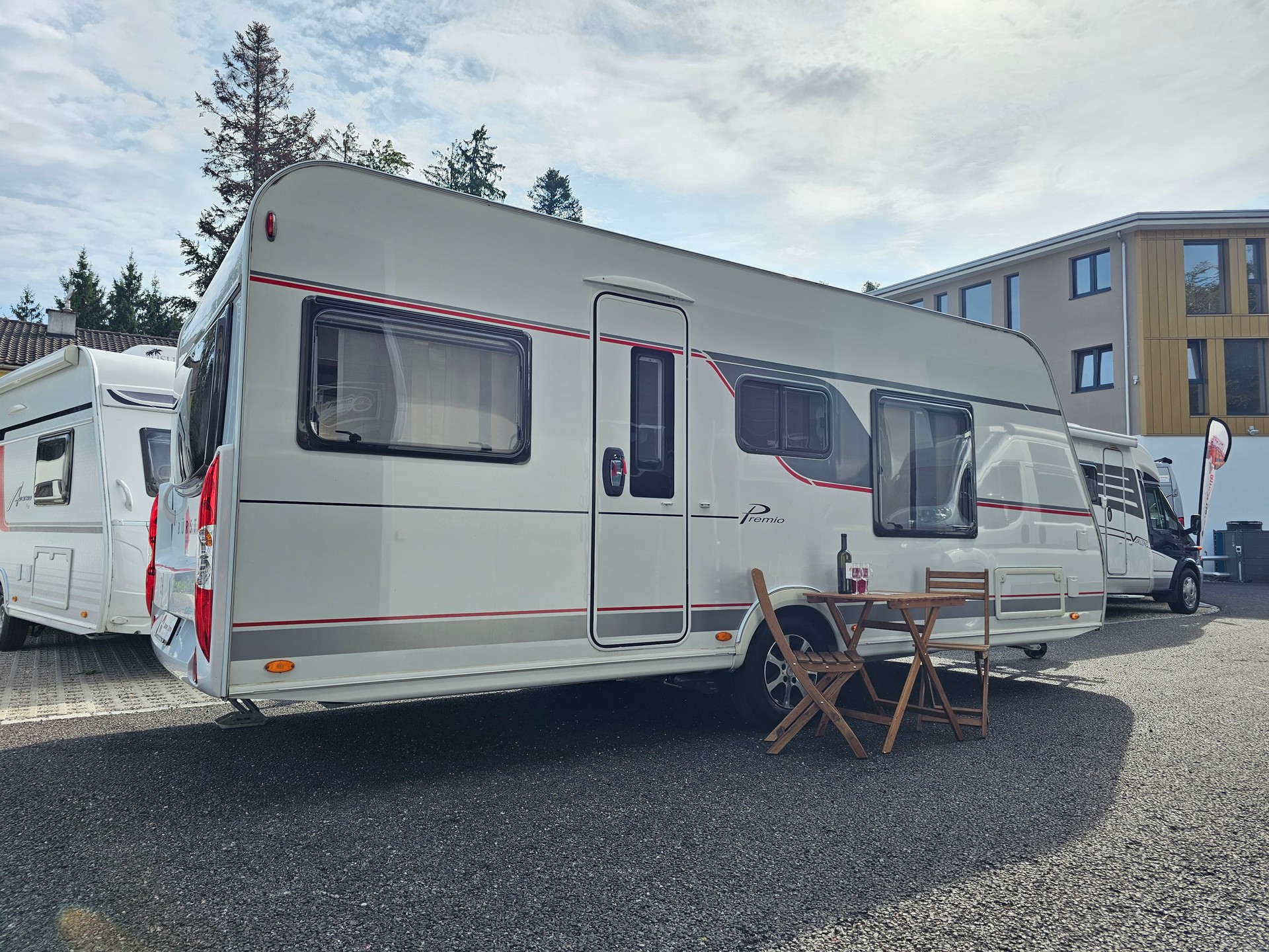 BÜRSTNER Premio 490 TS mit Queensbett, Mover!-image-2