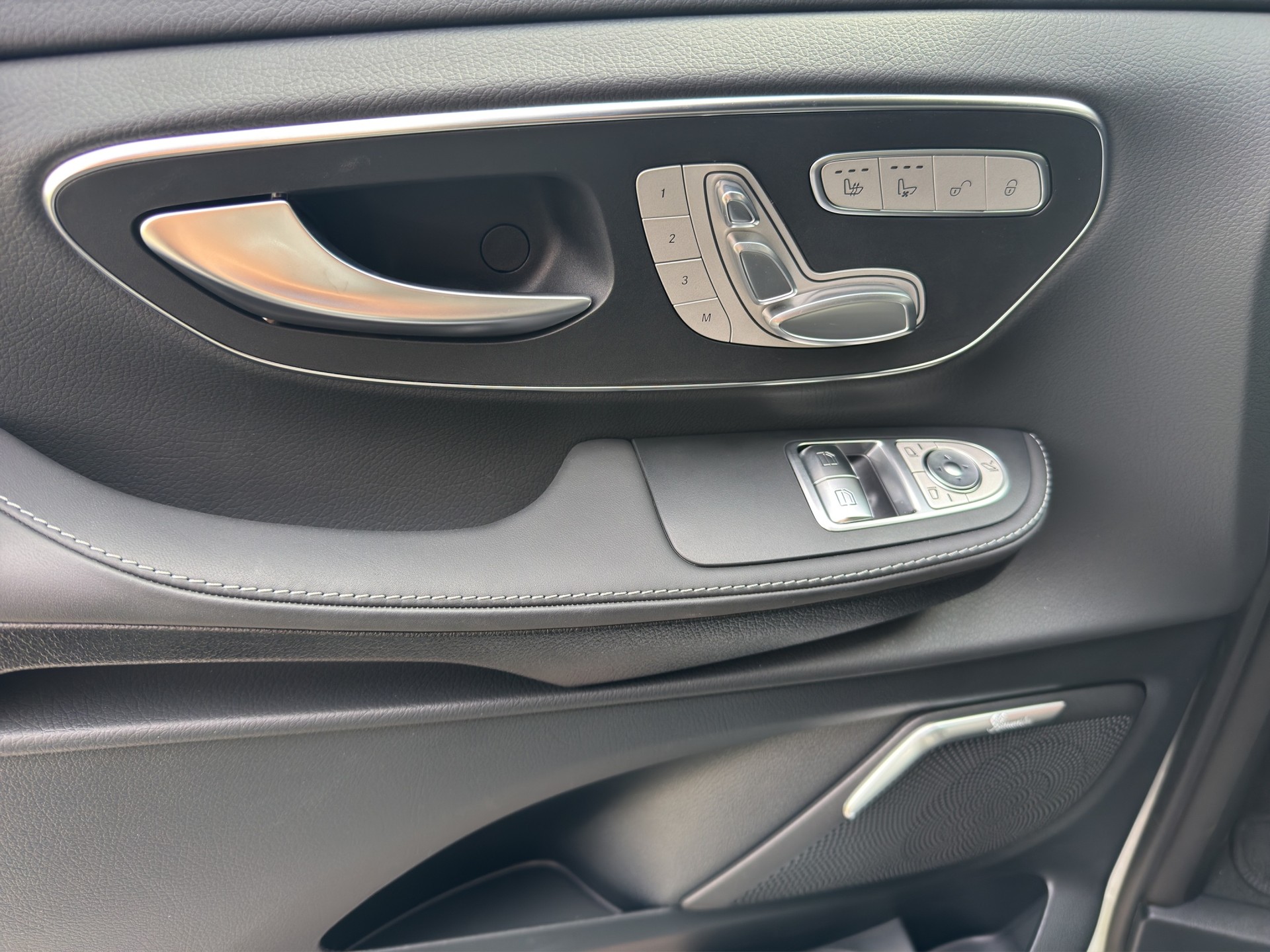 MERCEDES-BENZ V 300 Exclusive AMG Line L - Benzinmotor-image-10