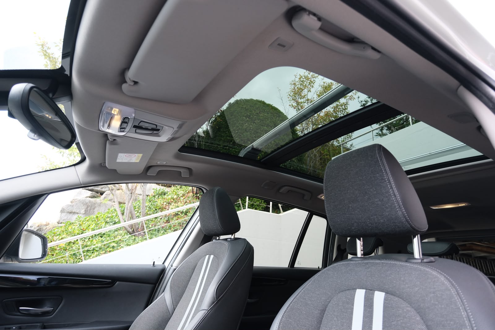BMW 218d xDrive * 7-Plätzer * AHK * Panoramadach-image-15