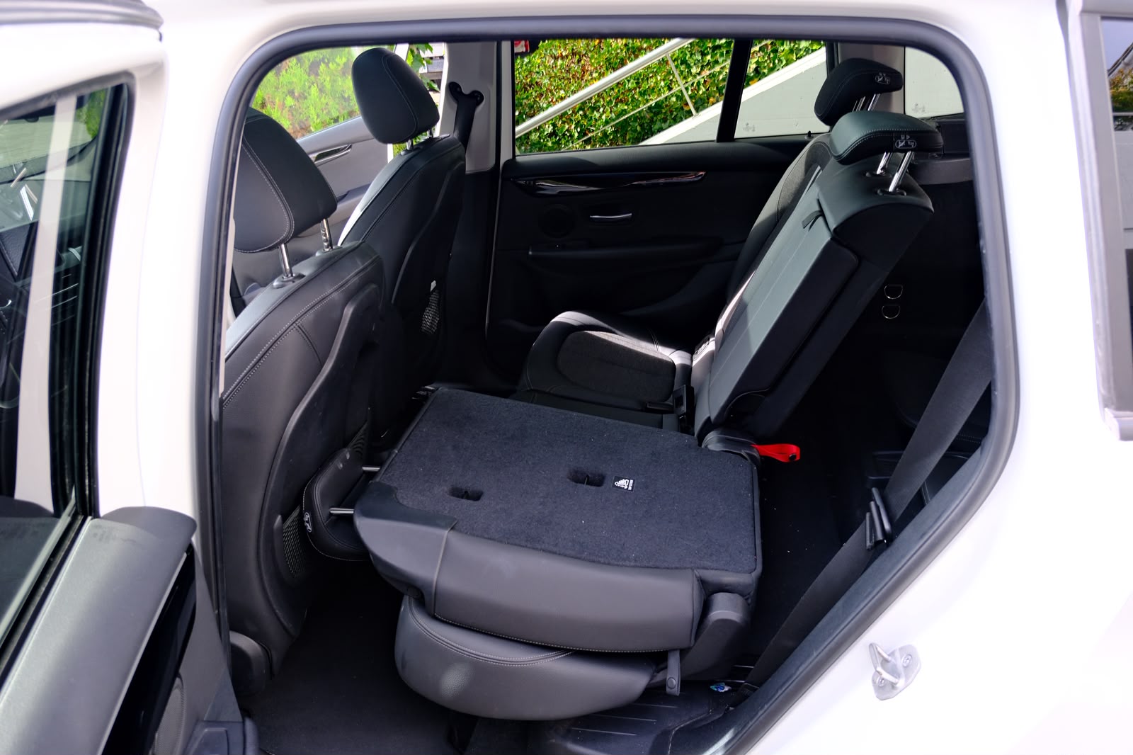 BMW 218d xDrive * 7-Plätzer * AHK * Panoramadach-image-18