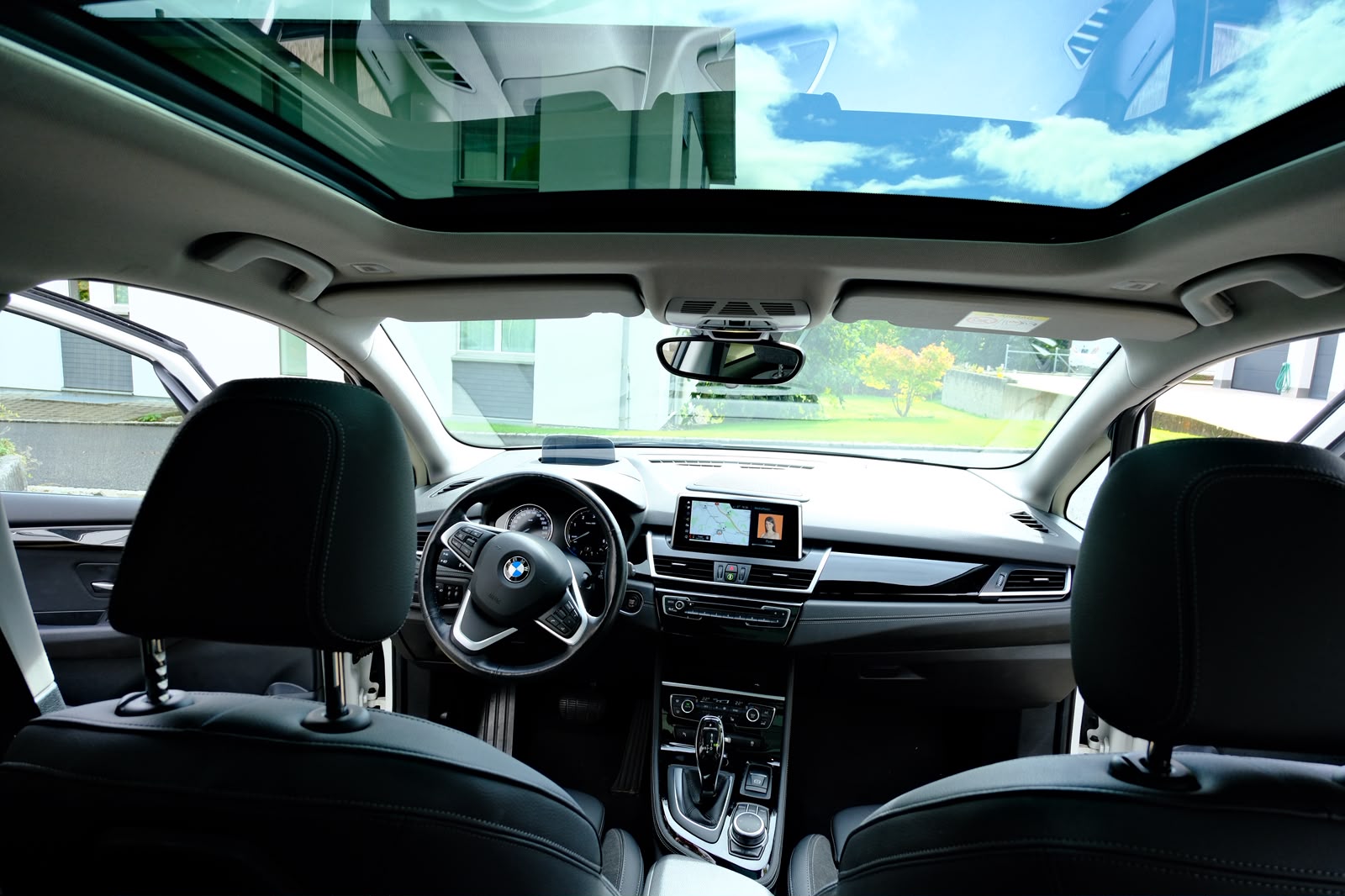 BMW 218d xDrive * 7-Plätzer * AHK * Panoramadach-image-8