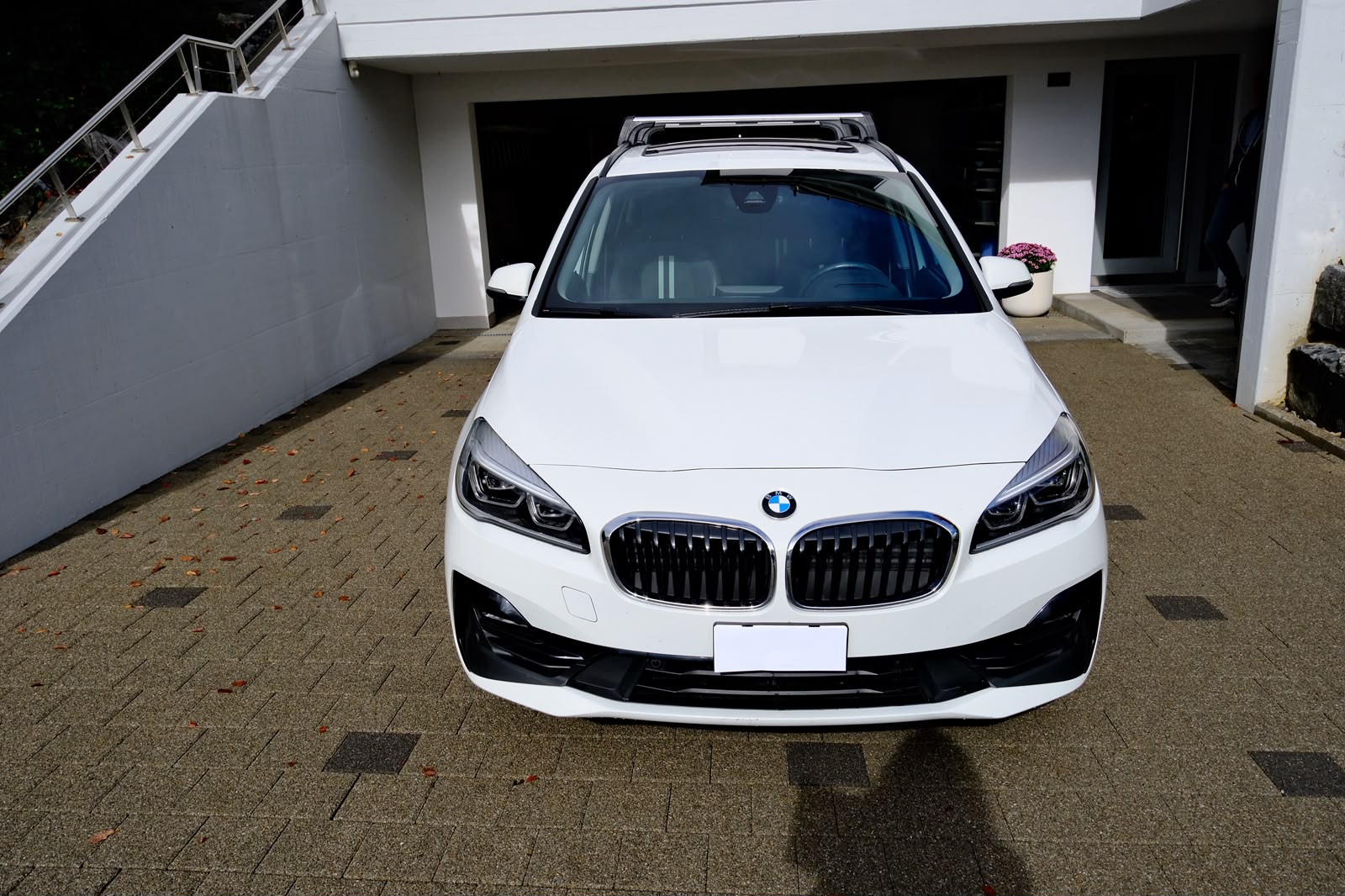BMW 218d xDrive * 7-Plätzer * AHK * Panoramadach-image-6