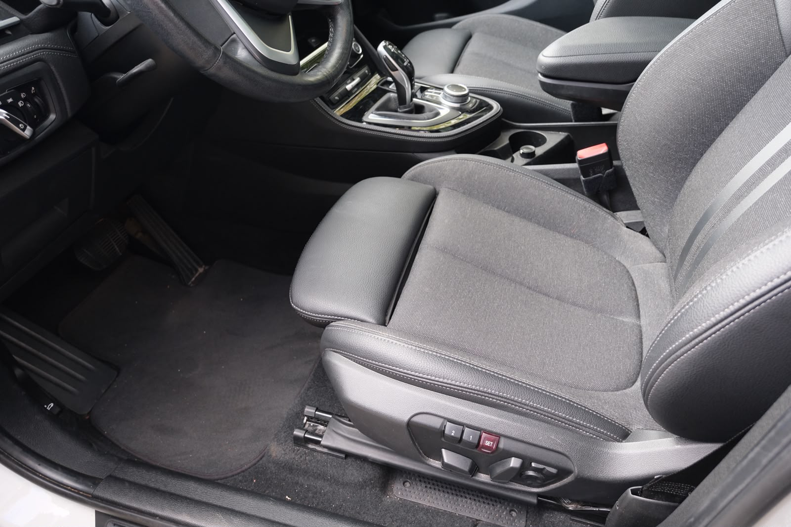 BMW 218d xDrive * 7-Plätzer * AHK * Panoramadach-image-12