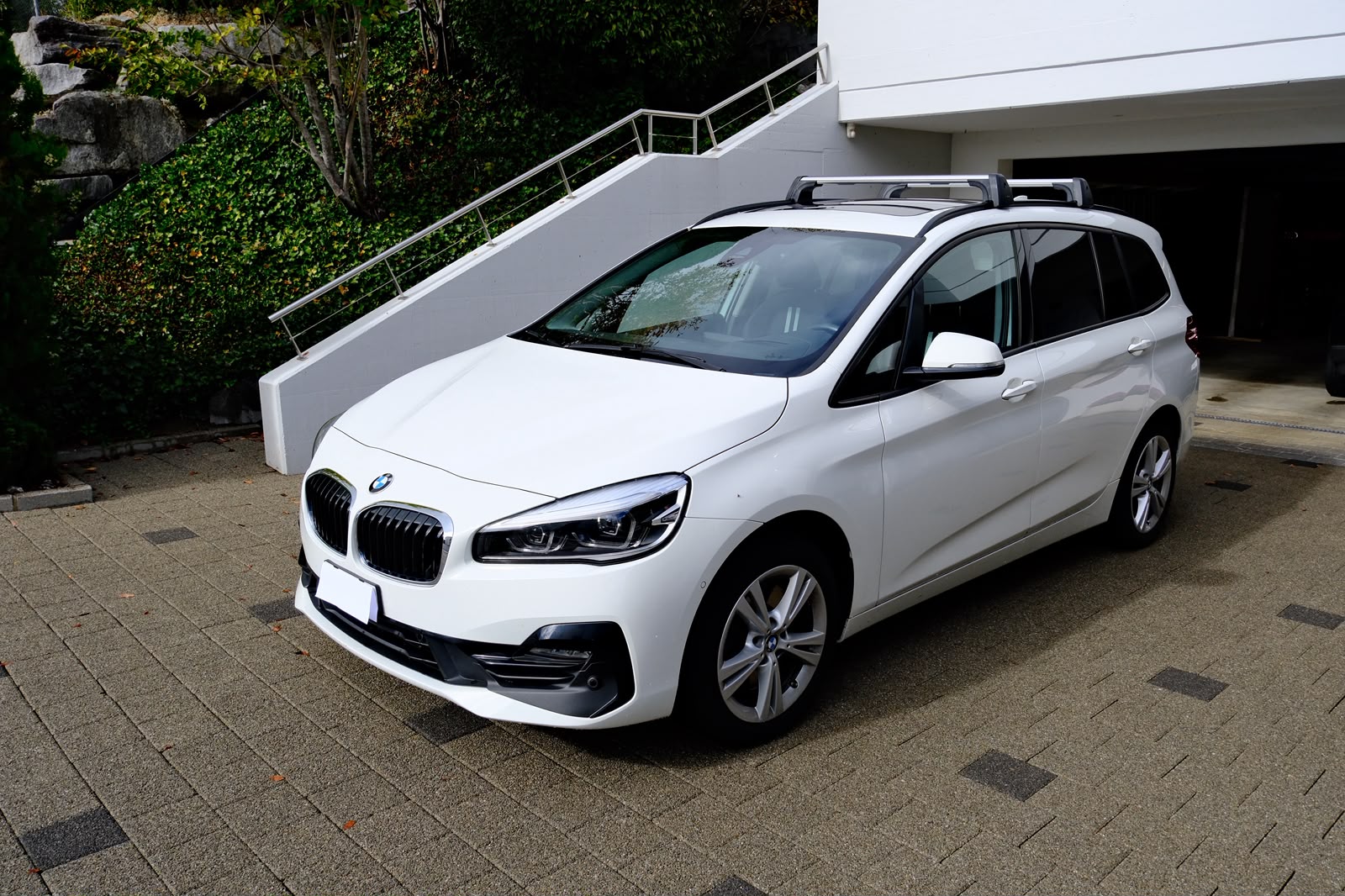 BMW 218d xDrive * 7-Plätzer * AHK * Panoramadach-image-5